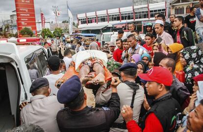 Miembros de los equipos de rescate evacúan a una víctima del terremoto en el distrito de Pidie Jaya en Aceh, Indonesia.