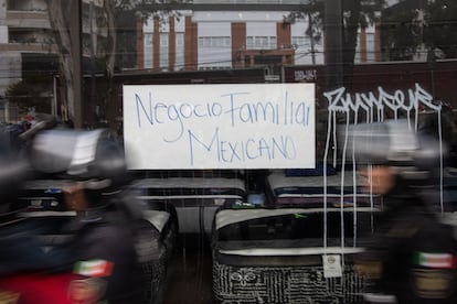 A pesar de que la marcha tuvo mucha presencia policial, locatarios de algunos negocios colocaron letreros en sus ventanas para indicar que son de familias mexicanas y evitar ser afectados por los manifestantes. 