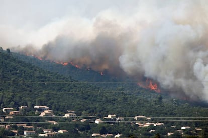 Les flames amenacen Seillons, al departament de Var.