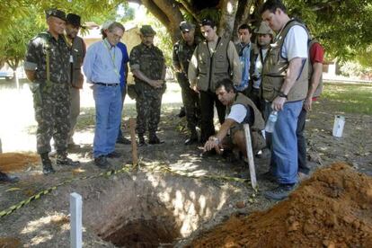 Forenses e deputados em uma fossa com ossos da guerrilha do Araguaia.