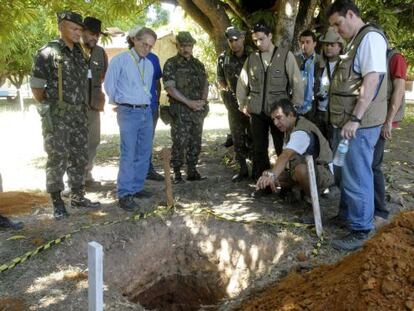 Forenses e deputados em uma fossa com ossos da guerrilha do Araguaia.