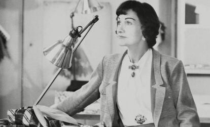 Coco Chanel, en su estudio de diseño, en una foto realizada en los años cincuenta.