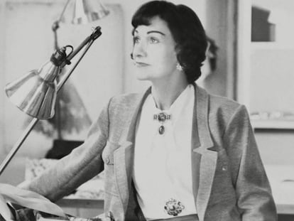 Coco Chanel, en su estudio de diseño, en una foto realizada en los años cincuenta.