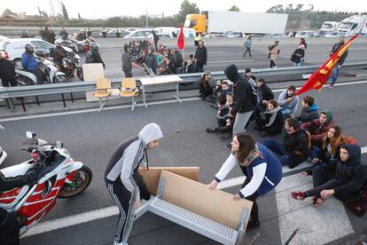 Els estudiants tallen el trànsit a les carreteres.