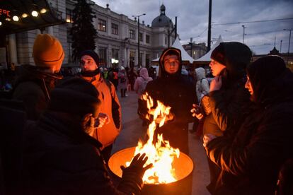 Ciudadanos ucranios se calientan en una fogata en los alrededores de la estación de tren de Lviv. Más de 954.000 ucranios no tienen electricidad, según ha afirmado este viernes Energoatom, una empresa pública de energía nuclear de Ucrania. La compañía asegura, además, que casi 230.000 personas tampoco tienen gas en sus viviendas.