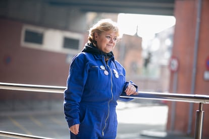 Charo Andreo, desempleada de 62 años, a la salida de la estación de Atocha de Madrid.