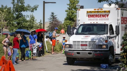 <b>Calor extremo en Canadá.</b> Una ola de calor sin precedentes golpeó a Canadá durante los últimos días de junio y los primeros de julio. Columbia Británica fue la provincia más afectada (las autoridades citan más de 800 decesos), aunque la canícula fue desplazándose hacia el este, mostrando su furia también en Alberta, Saskatchewan, Manitoba y el noroeste de Ontario. El consumo de energía eléctrica se disparó, al igual que las llamadas a los servicios de emergencia. Los expertos explican que la subida de los termómetros se debió a la alta presión estática, dando lugar a un fenómeno conocido como “cúpula de calor”. Centenares de marcas de temperaturas fueron superadas en un país poco acostumbrado a convivir con el calor extremo. En la imagen, varias personas hacen cola para acceder a una ambulancia adaptada, en Calgary el 30 de junio. <b>Jaime Porras Ferreyra (Montreal)</b>