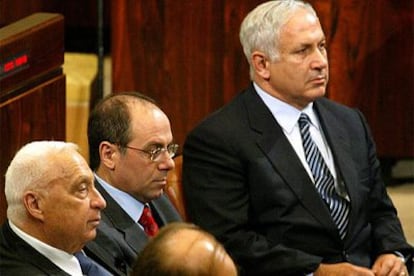 Ariel Sharon (izquierda), Silvan Shalom y Benjamin Netanyahu (derecha), ayer en la Knesset.