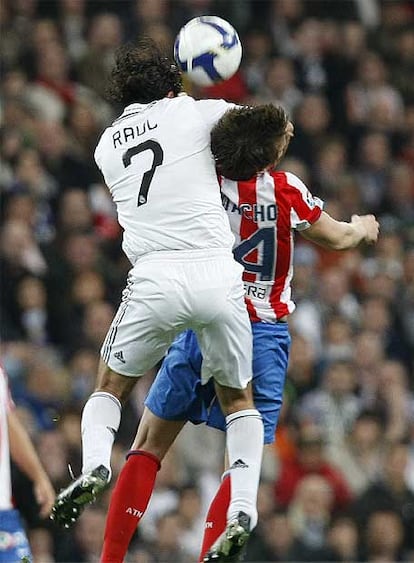 Camacho suplió la baja de Raúl García y estuvo luchando balones en el mediocampo junto a Assunçao. En la imagen, Raúl y él saltan a por el balón.