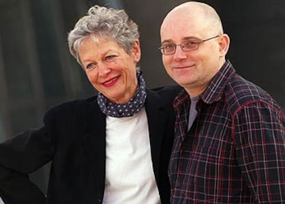 Margrit Rowell y Txomin Badiola, en el Museo Guggenheim de Bilbao.