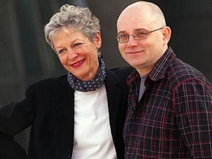 Margrit Rowell y Txomin Badiola, en el Museo Guggenheim de Bilbao.