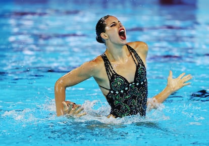 Dennis González e Iris Tió, durante la final del dúo mixto libre del Mundial de natación artística, este viernes en Singapur.