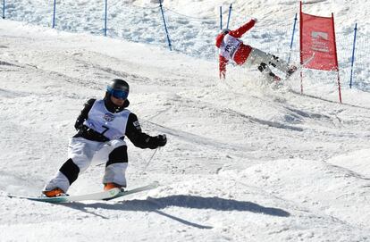 Ikuma Horishima de Japón se estrella, con Bradley Wilson, de Estados Unidos, antes de ganar la medalla de oro en los Dobles Masculinos de Baches, en el segundo día de los Campeonatos Mundiales de Esquí Freestyle y Snowboard FIS 2017 en Sierra Nevada.