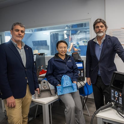 Adolfo García, director de operaciones, Chialing Yang, coordinadora de ventas y marketing para Asia y Basilio Marquínez, presidente ejecutivo de la empresa Seabery Soluciones, en Huelva