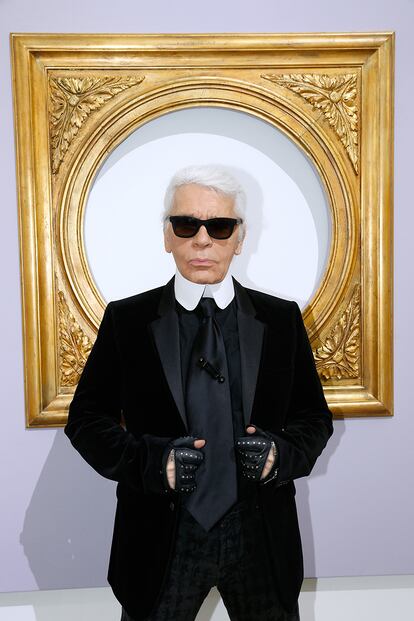 Karl Lagerfeld
Quizá no haya mejor momento para disfrazarse del hombre que definió durante décadas Chanel que el actual, en homenaje a una de las figuras más icónicas y prolíficas de la moda contemporánea tras su reciente fallecimiento. Para el cabello blanco basta con una peluca recogida en coleta, a no ser que ya se tenga el pelo canoso. En este caso, “siempre se deben utilizar productos específicos para este tipo de cabello”, apunta Gema. “Una vez lavado y acondicionado, se realiza un brusing sin pulir demasiado para conseguir un aspecto natural y fresco y, a continuación, se recoge”. Para la ropa, Cristina recomienda “una camisa blanca con el cuello lo más grande posible (las camisas vintage son ideales en este caso), a la que le cortaría las puntas del cuello; luego añadiría un jersey de cuello redondo negro para tapar la trampa y, siempre por encima del jersey, una corbata negra satinada. El look lo completaría con un gabán negro y, por supuesto, con una gafas wayfarer clásicas y con sus imprescindibles mitones de piel negra (en Madrid se pueden encontrar en Guantes Luque)”. En el rostro, “fondo de maquillaje de alta cobertura y ausencia de volúmenes”.