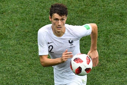 Benjamin Pavard persigue un balón durante el Uruguay-Francia de cuartos de final.