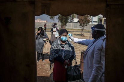 El pastor Mboro verifica la temperatura de sus feligreses en la entrada de la iglesia en Katlehong, Ekurhuleni (Sudáfrica). Más de 5.000 personas han fallecido ya en todo el continente africano a consecuencia del coronavirus, mientras los contagios han rebasado los 183.000.