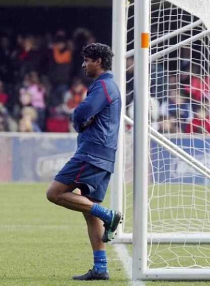 Frank Rijkaard, entrenador del Barça, ayer en el Camp Nou.