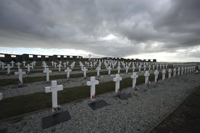 Cruces marcan tumbas en el Cementerio Argentino cerca del asentamiento de Goose Green en las Islas Malvinas. Inglaterra mandó a la guerra a soldados tan poco preparados que muchos no tenían siquiera una placa de identificación en el cuello, muchas tumbas permanecen sin identificar.