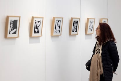 Obras del artista Pedro Molina en su exposición 'Trazos esenciales', inaugurada en Sevilla este jueves.