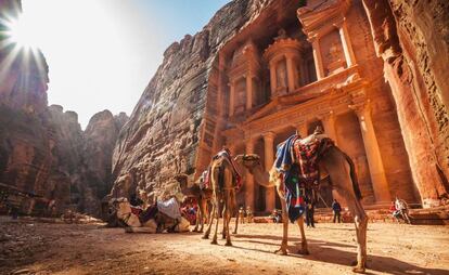 Fachada rosa del Tesoro, en Petra (Jordania).