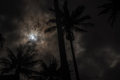 Vista del eclipse en medio del cielo nublado de Bogotá.