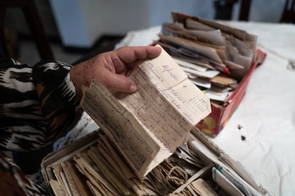 Sandra lee las cartas que solía enviarse con su esposo durante los años que él estuvo en la cárcel.