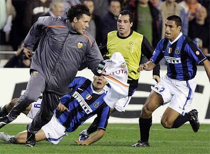 Los jugadores del Inter de Milán, Ricardo Cruz  Ivan Cordoba, persiguen al jugador por el campo