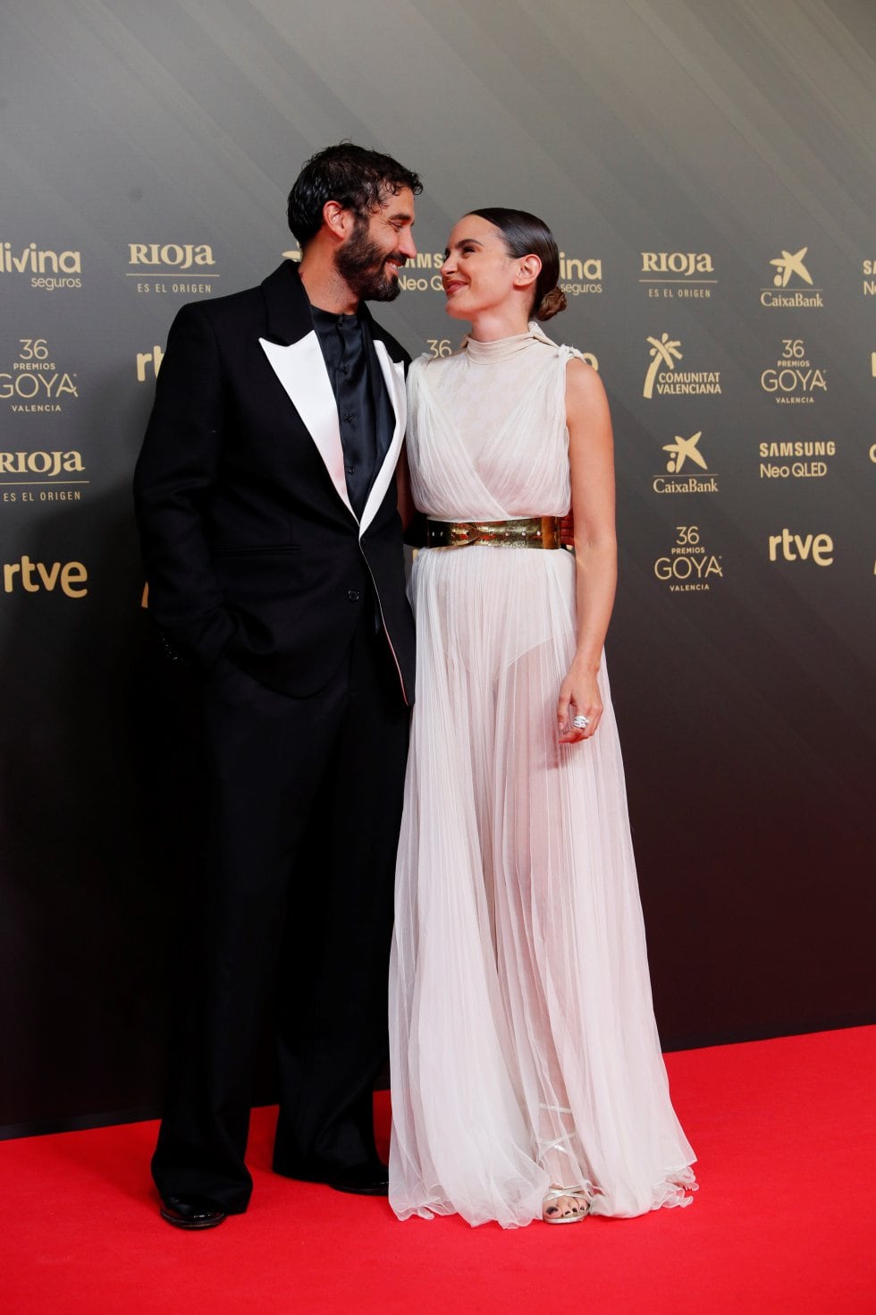 Alex García habla del duelo por la muerte de Verónica Echegui: “Es hermoso, aunque muy doloroso, crecer a través de una situación tan dura” 1 Verónica Echegui y Alex García, en la alfombra roja de la gala de los premios Goya de 2022.