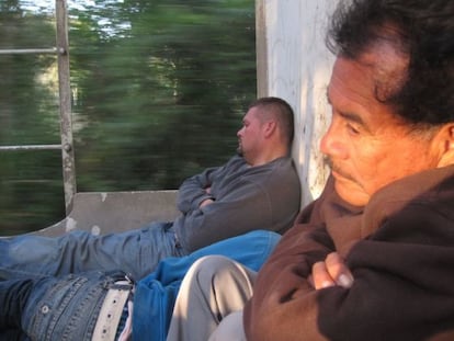 Inmigrantes viajan a bordo de La Bestia, en 2012.