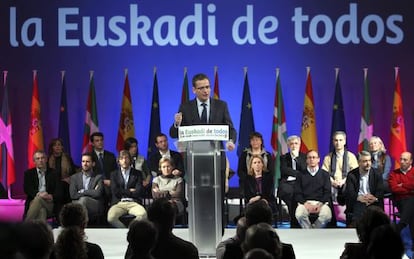 Antonio Basagoiti presenta en el Kursaal (San Sebastián), el sábado pasado, un manifiesto sobre la convivencia en Euskadi.