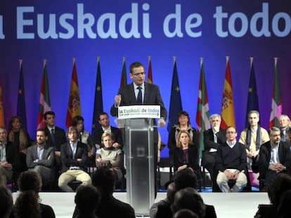 Antonio Basagoiti presenta en el Kursaal (San Sebastián), el sábado pasado, un manifiesto sobre la convivencia en Euskadi.