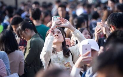 Una joven hace uso de su tel&eacute;fono m&oacute;vil en China. Foto de archivo.  