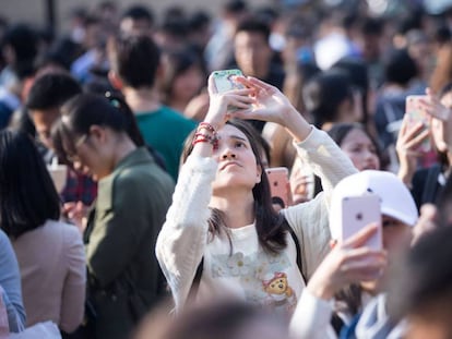 Una joven hace uso de su tel&eacute;fono m&oacute;vil en China. Foto de archivo.  