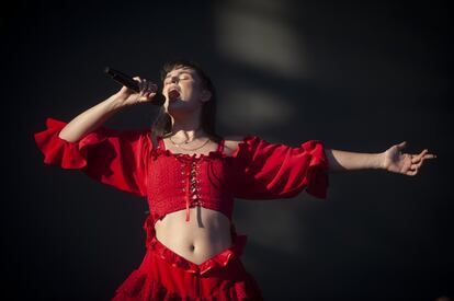 Un momento de la actuación de la argentina Nathy Peluso, este sábado en el Parc Fòrum de Barcelona.