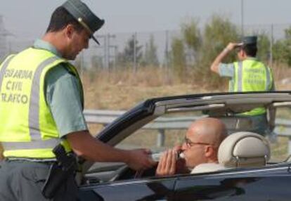 Un conductor realiza la prueba de la alcoholemia. EFE/Archivo