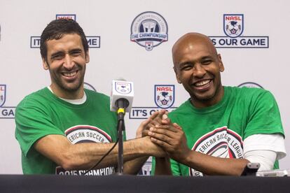 Raúl González y Marcos Senna durante la rueda de prensa posterior al encuentro. Los dos jugadores se despiden del fútbol profesional.