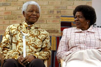 Albertina Sisulu junto a Nelson Mandela en 2005.