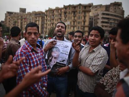 J&oacute;venes egipcios discuten en la plaza Tahrir en El Cairo los resultados extraoficiales de las elecciones presidenciales.