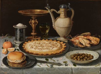 Mesa con mantel, salero, taza dorada, pastel, jarra, plato de porcelana con aceitunas y aves asadas, de Clara Peeters
 
 