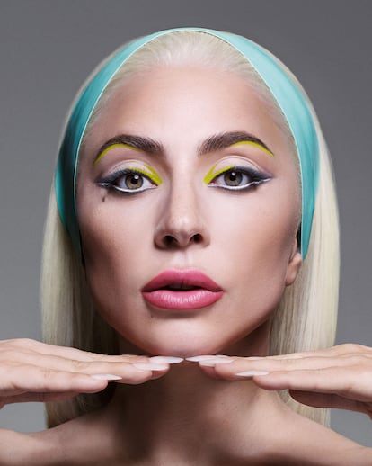 Lady Gaga posa en una de las imágenes promocionales de su firma, Haus Labs by Lady Gaga.