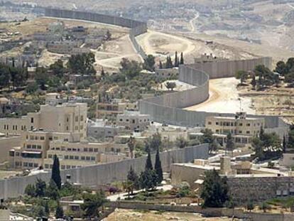 Vista del muro de separación a su paso por Abu Dis, en Jerusalén Este.