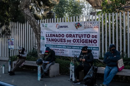Familiares de enfermos esperan formados un  turno para poder recargar sus tanques de oxigeno en la explanada de la delegación de Iztapalapa.