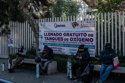 Parentes de pacientes aguardam em fila para poder reabastecer tanques de oxigênio na praça central da região administrativa de Iztapalapa.