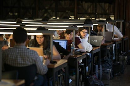 Estudiants de la Universitat de Barcelona en una biblioteca.