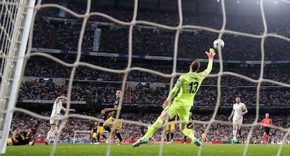 En la ida de las semifinales de Champions contra el Atlético, el Madrid se impuso por 3-0 en el Bernabéu. Cristiano Ronaldo marcó los tres. En la foto, el segundo. 