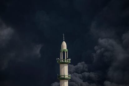 Nubes de humo causadas por el ataque israelí, este miércoles en Gaza. 