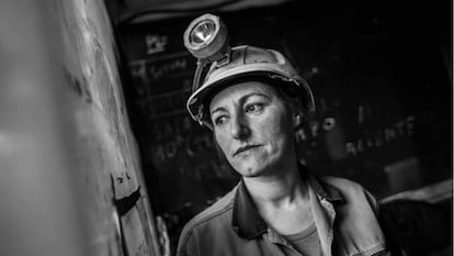 Nuria Rouñada, minera y guía del pozo Sotón, fotografiada en El Entrego, Asturias, el 27 de febrero de 2018. Imagen del fotógrafo Álvaro Fuente para su libro 'Asturias minada'.