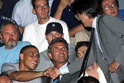 Ronaldo estrecha la mano del presidente del Inter, Massimo Moratti, en la tribuna del estadio del Lecce en 2001.