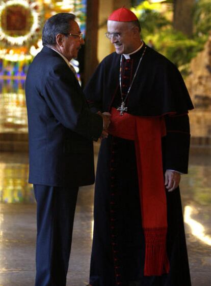 El presidente cubano, Raúl Castro, saluda al secretario de Estado del Vaticano, Tarcisio Bertone, antes de su reunión ayer en La Habana.